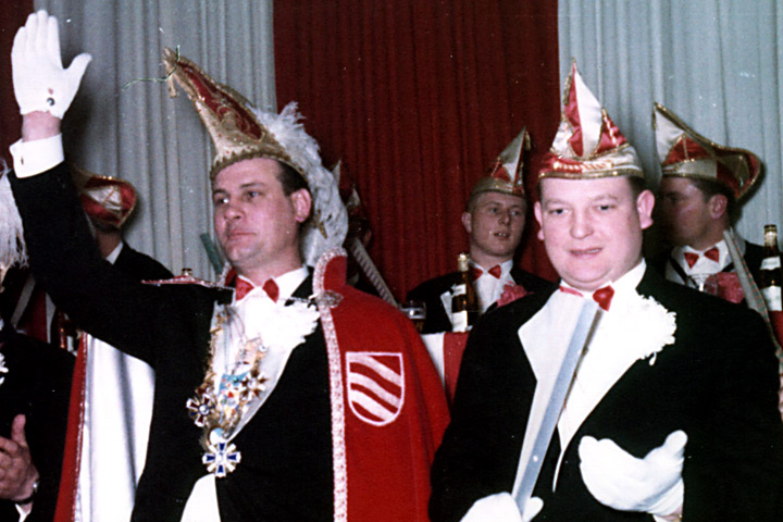 1965 Prinz Bruno I. Israel mit Mundschenk Hans Lehrke