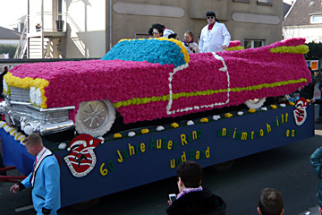 Rosenmontagsumzug 2015 - Wagen der KG Außer Rand und Band